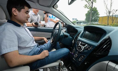 杭州限牌后 首辆插电式混合动力车主拿到私牌 