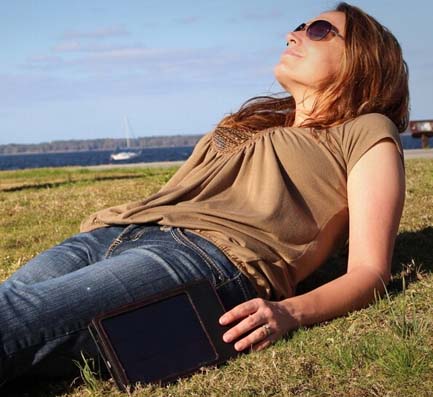 苹果iPad mini太阳能充电保护套 面板由光电墨水制成