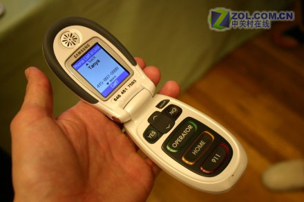 三星再推老年智能手机 细分市场能否脱颖而出？ 