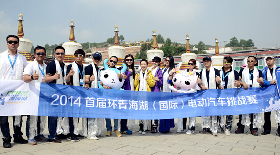 潘晓婷为环青海湖电动车挑战赛揭晓吉祥物