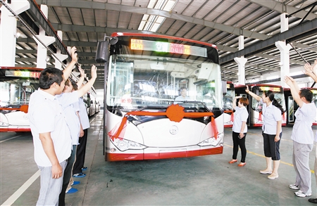 天津首批33部纯电动公交车下线 将交付641路运营