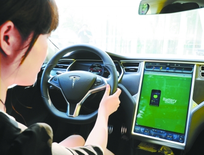 小米公司雷军一人买了四辆 IT大佬为何钟情特斯拉？