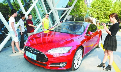 小米公司雷军一人买了四辆 IT大佬为何钟情特斯拉？