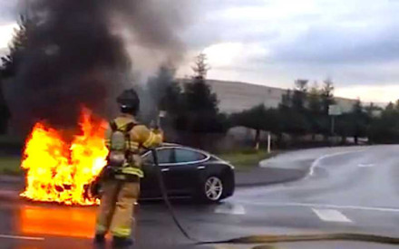 锂电池爆炸起火成特斯拉比亚迪“魔咒”