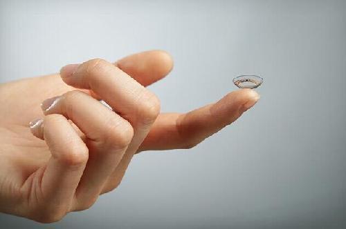 谷歌与瑞士诺华制药合作 推动智能隐形眼镜商业化