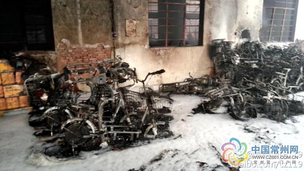 江苏武进世纪鸟厂成“火海”大量电动车被烧毁