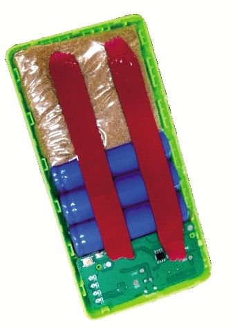 郑州新郑机场查获黑心充电宝 不装电池装沙子