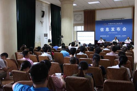 7月汽车产销环比有所下降， 同比保持稳定增长