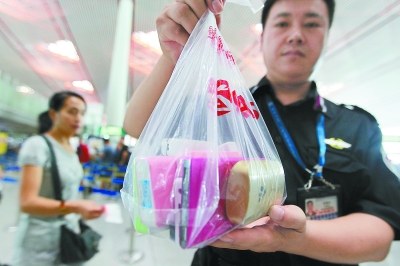 问题充电宝令机场“压力山大” 一天能扣下近400件