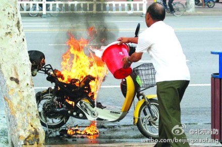 电动自行车安全问题令人心惊 充电屡现火灾隐患
