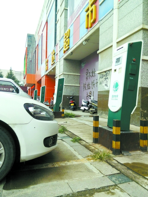 三门峡超市门口的停车场，高铁站前的停车场，都建了充电桩