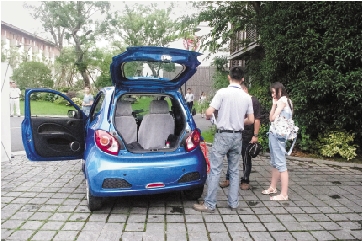 在小区里，众泰微型电动车停车很方便