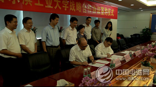 中科招商董事长单祥双和哈工大副校长韩杰才在战略合作协议上签字