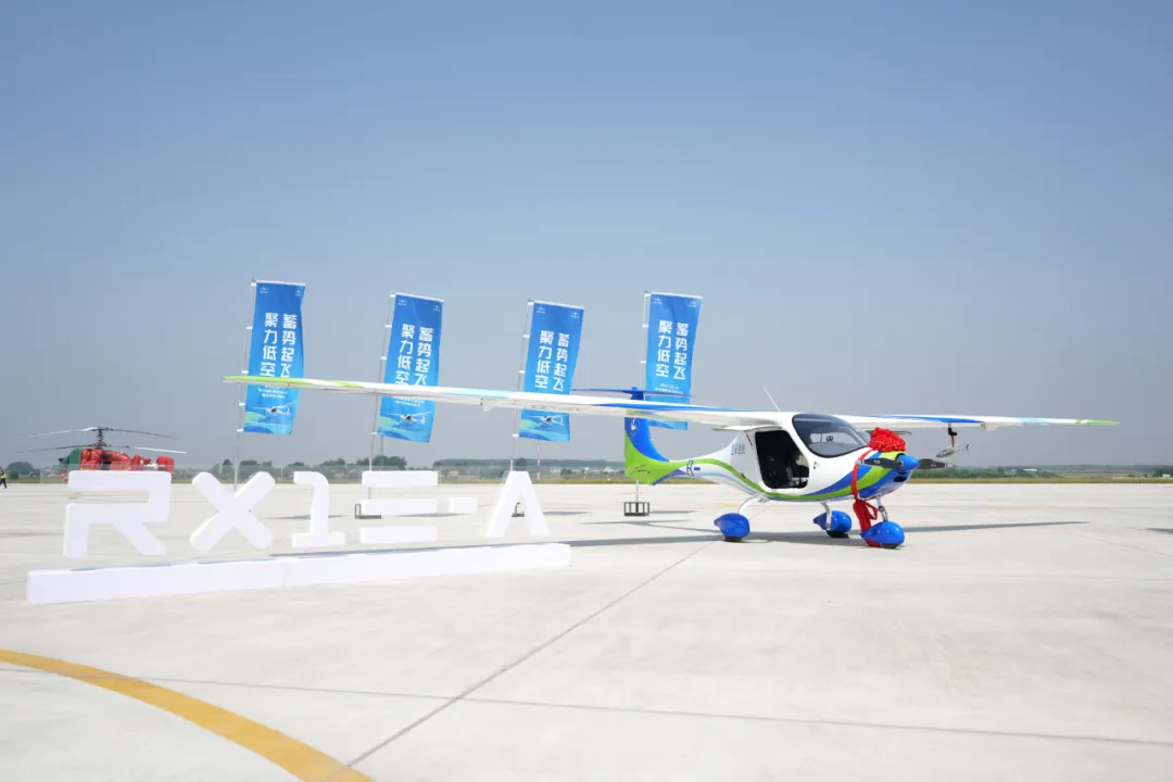 满电续航2.5h！国内首款自主知识产权新能源轻型运动飞机交付